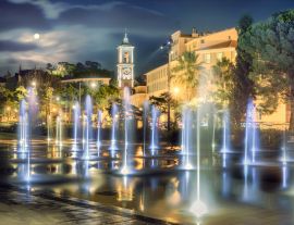 Lais Puzzle - Schöner Springbrunnen auf dem Place Massena in Nizza bei Nacht. Frankreich - 1.000 Teile