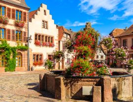 Lais Puzzle - Bunte Häuser auf einem Platz im Dorf Bergheim an der elsässischen Weinstraße, Frankreich - 1.000 Teile