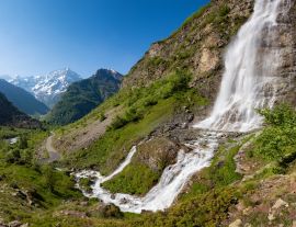 Lais Puzzle - Der berühmteste Wasserfall des Ecrins-Nationalparks: Le Voile de La Mariée. Valgaudemar-Tal im Sommer, Hautes-Alpes, Französische Alpen - 1.000 Teile