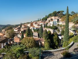 Lais Puzzle - Blick auf das alte Dorf Bormes les Mimosas in der Region Provence, Frankreich - 1.000 Teile