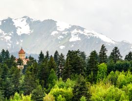 Lais Puzzle - Landschaft mit einer Kirche im Kaukasusgebirge von Swaneti, Georgien - 1.000 Teile