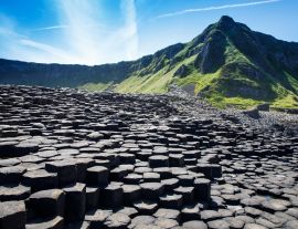 Lais Puzzle - Landschaft des Giant's Causeway Trail mit blauem Himmel im Sommer in Nordirland, County Antrim. UNESCO-Kulturerbe - 1.000 Teile