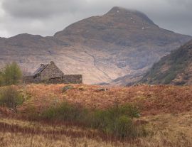 Lais Puzzle - Ein einsames altes Steinhaus in einer stimmungsvollen Berglandschaft auf der abgelegenen und zerklüfteten Halbinsel Knoydart in den schottischen Highlands, Westküste Schottlands - 1.000 Teile