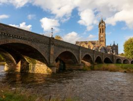 Lais Puzzle - Der Fluss Tweed bei Peebles, mit der Tweed Bridge und der alten Pfarrkirche, Scottish Borders, UK - 1.000 Teile