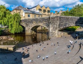 Lais Puzzle - Ein Blick auf die ursprüngliche Brücke in Hebden Bridge, Yorkshire, Vereinigtes Königreich, zur Sommerzeit - 1.000 Teile