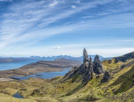 Lais Puzzle - Dramatische schottische Highlands, blauer Himmel am Old Man of Storr, Touristenattraktion auf der Isle of Skye. Hebriden im Vereinigten Königreich - 1.000 Teile