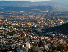 Lais Puzzle - Ein Panoramablick auf die Hauptstadt von Honduras, Tegucigalpa - 1.000 Teile