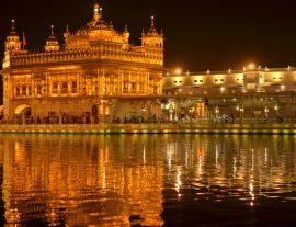 Lais Puzzle - Goldener Tempel Amritsar Punjab Harmandir Sahib Gurdwara bei Nacht Ansicht mit Lichtern. Gegründet von Guru Nanak Dev, ist dies der heiligste Sikh-Schrein der Welt und einer der reichsten indischen Tempel - 1.000 Teile