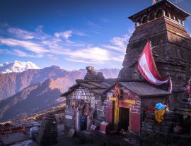 Lais Puzzle - Wunderschöner Panoramablick auf den Lord Shiva-Tempel in der höchsten Höhe des Himalaya. Schneebedeckte Berge vom Chandrashila-Gipfel in Chopta, Uttarakhand, Indien - 1.000 Teile