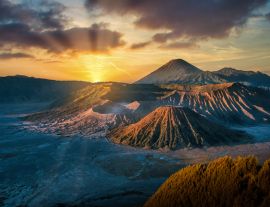 Lais Puzzle - Mount Bromo Vulkan (Gunung Bromo) bei Sonnenaufgang mit bunten Himmel Hintergrund in Bromo Tengger Semeru National Park, Ost-Java, Indonesien - 1.000 Teile