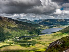 Lais Puzzle - Kylemore Lough und Kylemore Abbey vom Diamond Hill im Connmara National Park aus gesehen, Irland - 1.000 Teile
