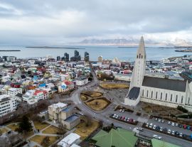 Lais Puzzle - die berühmte Kathedrale Hallgrimskirkja und die Stadt Reykjavik in Island - 1.000 Teile