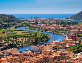Lais Puzzle - Sardinien, Italien - Panoramablick auf die Stadt Bosa am Fluss Temo mit dem Ferienort Bosa Marina an der Mittelmeerküste vom Hügel der Burg Malaspina aus gesehen - 1.000 Teile