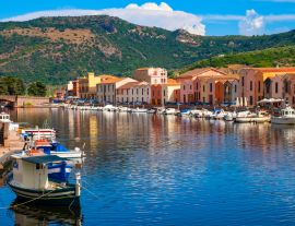 Lais Puzzle - Bosa, Sardinien, Italien - Panoramablick auf die Altstadt von Bosa am Temo-Flussufer mit bunten Mietshäusern und Booten - 1.000 Teile