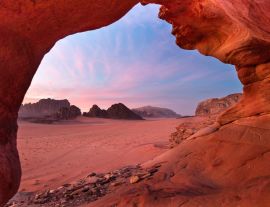 Lais Puzzle - Blick durch einen roten Steinbogen in die wunderschöne Abenddämmerung in der Wüste Wadi Rum in Jordanien - 1.000 Teile