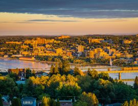 Lais Puzzle - Farbenfroher Sonnenuntergang und bewölkter Himmel über der Stadt Chicoutimi in Quebec (Kanada) - 1.000 Teile