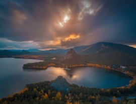 Lais Puzzle - Dramatische Herbstabend-Wolkenlandschaft bei Sonnenuntergang. Die leuchtenden Farben des Herbstes um einen Bergsee. Kasachstan. Asien. - 1.000 Teile