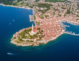 Lais Puzzle - Schöne Luftaufnahme der Stadt Rovinj von der Adria aus. Die Altstadt von Rovinj, Istrien, Kroatien - 1.000 Teile