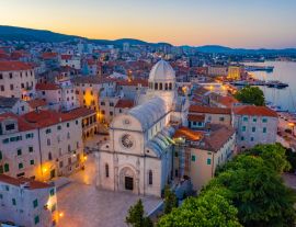 Lais Puzzle - Luftaufnahme der Kathedrale des Heiligen Jakobus und der Uferpromenade von Sibenik, Kroatien, bei Sonnenaufgang - 1.000 Teile