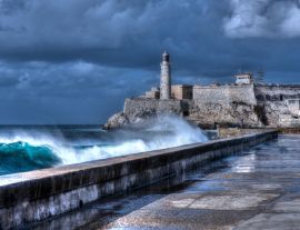 Lais Puzzle - Kuba, Havanna. Sich brechende Wellen an der Uferpromenade Malecon. Die Festung El Morro im Hintergrund - 1.000 Teile