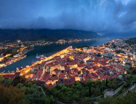 Lais Puzzle - Panorama der Altstadt von Kotor und der Bucht von Kotor in der Abenddämmerung, Montenegro - 1.000 Teile