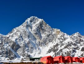 Lais Puzzle - Reihe der roten Zelte auf dem Weg vom Cho-La-Pass zum Everest-Basislager, Nepal. Prächtige Himalaya-Berge im Hintergrund - 1.000 Teile