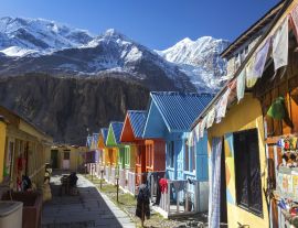 Lais Puzzle - Reihe nepalesischer Dorfhütten mit verschneiten Himalaya-Gipfeln im Hintergrund auf dem Annapurna Circuit Hiking Trek - 1.000 Teile