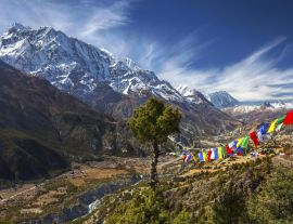 Lais Puzzle - Landschaftsansicht des Annapurna 3 Peak (7555 m) im Himalaya-Gebirge und buddhistische Gebetsfahnen auf der Annapurna Circuit Trekking Route in Nepal - 1.000 Teile
