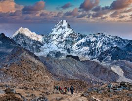 Lais Puzzle - Ehrfurcht gebietender Gipfel der Ama Dablam - Trekker im Vordergrund, Himalaya, Nepal - 1.000 Teile