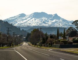 Lais Puzzle - Straße in Ohakune, Neuseeland, mit Mt. Ruapehu und dem Turoa-Skigebiet im Hintergrund - 1.000 Teile