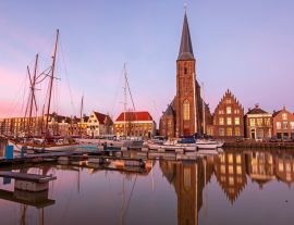 Lais Puzzle - Blick auf die St. Michaels Kirche in der Stadt Harlingen in Friesland, Niederlande bei Sonnenuntergang - 1.000 Teile
