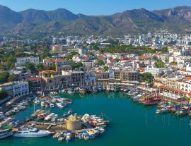 Lais Puzzle - Kyrenia (Girne) ist eine Stadt an der Nordküste Zyperns, bekannt für ihre kopfsteingepflasterte Altstadt und den hufeisenförmigen Hafen - 1.000 Teile