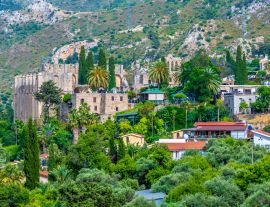 Lais Puzzle - Blick auf das Dorf Bellapais in der Stadt Girne in Nordzypern - 1.000 Teile