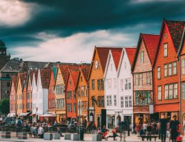 Lais Puzzle - Bergen, Norwegen. Touristen Menschen Besuch Historisches Wahrzeichen Häuser in Bryggen - Hanseatische Werft in Bergen, Norwegen. UNESCO-Weltkulturerbe - 1.000 Teile