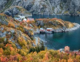 Lais Puzzle - Fischerstadt Nusfjord, Fjord und Meer Norwegen, Lofoten Inseln im goldenen Herbst - 1.000 Teile