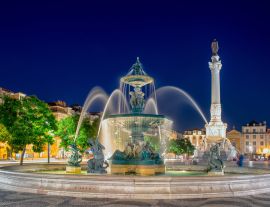 Lais Puzzle - Romantische Straße in Lissabon. Springbrunnen im Zentrum bei Nacht - 1.000 Teile