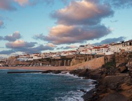 Lais Puzzle - Blick auf das Dorf Ericeira in Portugal - 1.000 Teile
