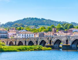 Lais Puzzle - Flussufer des Dorfes Ponte de Lima in Portugal - 1.000 Teile