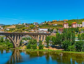 Lais Puzzle - Die Stadt Peso da Regua im Douro-Tal in Portugal - 1.000 Teile
