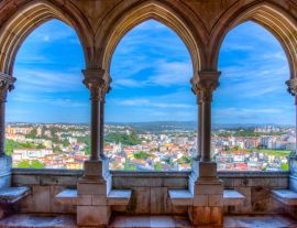 Lais Puzzle - Blick auf Leiria durch die Arkaden der örtlichen Burg, Portugal - 1.000 Teile