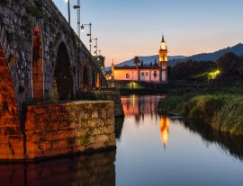 Lais Puzzle - Kirche am Ende der römischen Brücke von Ponte de Lima, in Minho, Portugal. Blaue Stunde. - 1.000 Teile