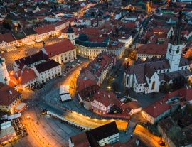 Lais Puzzle - Blick aus der Vogelperspektive auf das historische Stadtzentrum von Sibiu, Rumänien, bei Sonnenuntergang. Drohnenfotografie von oben mit der evangelischen Kathedrale und dem Hued-Platz, dem kleinen Platz und dem großen Platz - 1.000 Teile