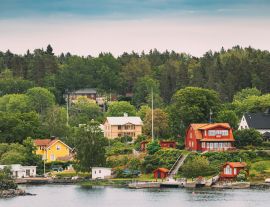 Lais Puzzle - Schweden. Schöne rote und gelbe schwedische Holzblockhäuser Häuser auf felsigen Insel Küste im Sommer Abend - 1.000 Teile
