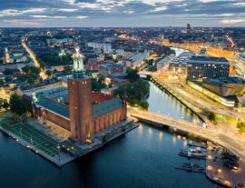 Lais Puzzle - Luftaufnahme des Stockholmer Rathauses und beleuchtetes Stadtbild bei Nacht in Stockholm, Schweden - 1.000 Teile