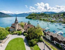 Lais Puzzle - Schloss Spiez mit Kreuzfahrtschiff auf dem Thunersee in Bern, Schweiz - 1.000 Teile