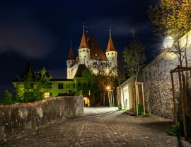 Lais Puzzle - Nächtliche Ansicht des Schlosses Thun in der Stadt Thun, Berner Oberland, Schweiz - 1.000 Teile