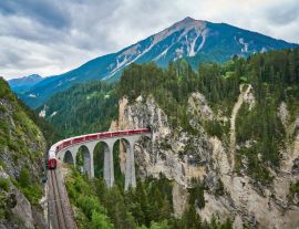 Lais Puzzle - Der rote Zug fährt über die Brücke des Landwasserviadukts im Kanton Graubünden, Schweiz. Der Bernina Express / Glacier Express benutzt diese Bahnstrecke - 1.000 Teile