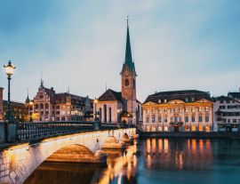 Lais Puzzle - Blick auf das historische Stadtzentrum von Zürich mit den berühmten Kirchen Fraumünster und Grossmünster und dem Fluss Limmat am Zürichsee, Kanton Zürich, Schweiz - 1.000 Teile