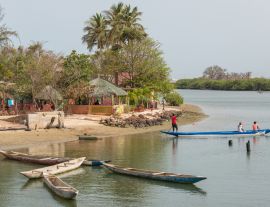Lais Puzzle - Paaisaje con piraguas y vegetación en Joal Fadiouth en la costa de Senegal - 1.000 Teile