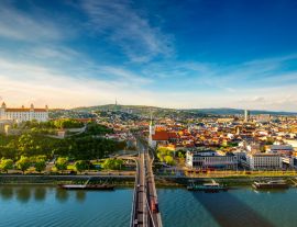 Lais Puzzle - Luftaufnahme von Bratislava mit Blick auf die Altstadt mit der Kathedrale St. Martin, dem Burgberg und der Donau bei Sonnenuntergang in der Slowakei - 1.000 Teile